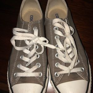Grey converse. Womens size 8, mens size 6